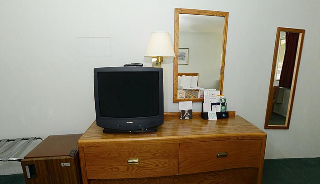 Americas Best Value Inn Saint Ignace Exteriér fotografie