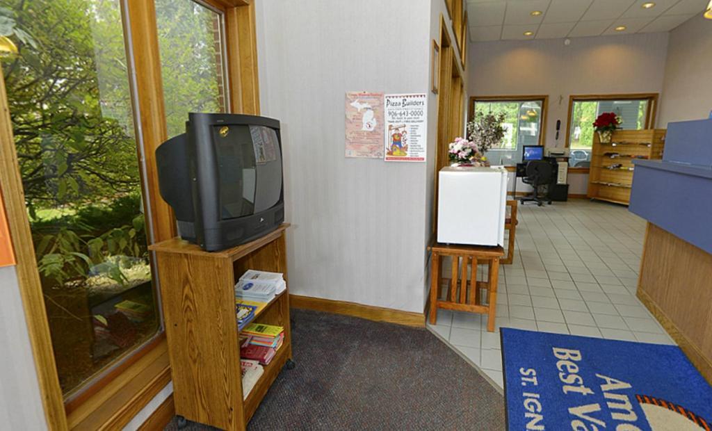 Americas Best Value Inn Saint Ignace Exteriér fotografie